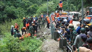 Индонезија предупреди на можни дождови по поплавите на Суматра во кои загинаа 442 лица, а 402 се водат како исчезнати
