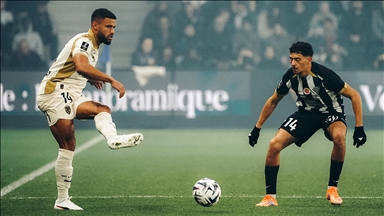 قدم.. لانس ينتزع صدارة الدوري الفرنسي من باريس سان جيرمان