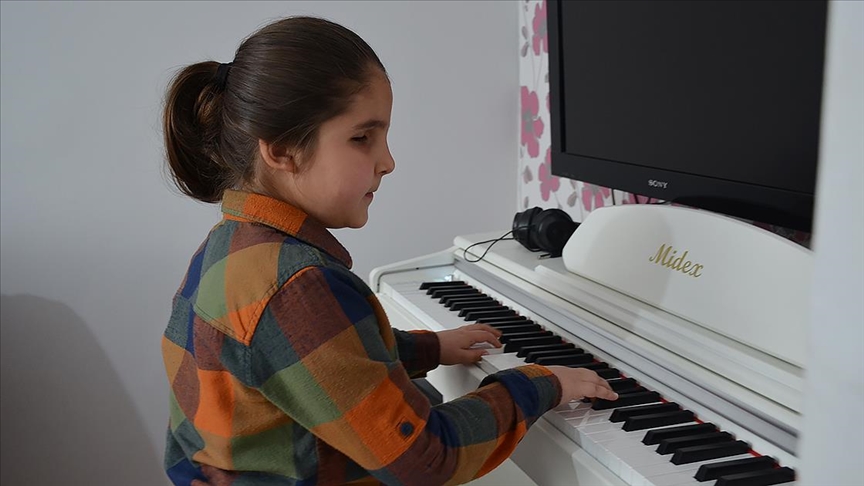 Görme engelli 8 yaşındaki Çınar piyano notalarıyla dünyasını aydınlatıyor