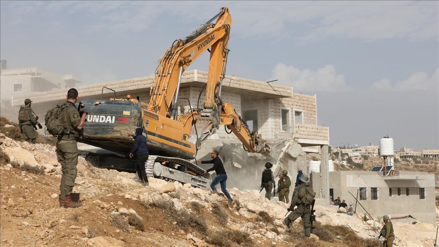 إسرائيليون يشرعون في إقامة بؤرة استيطانية جديدة شمال شرقي القدس