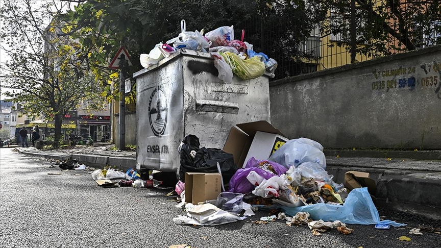 Maltepe Belediyesi'nde iş bırakma nedeniyle ilçede çöpler birikti