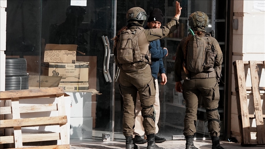 Ushtria izraelite kreu bastisje në qytete të Bregut Perëndimor, evakuon me forcë familjet palestineze