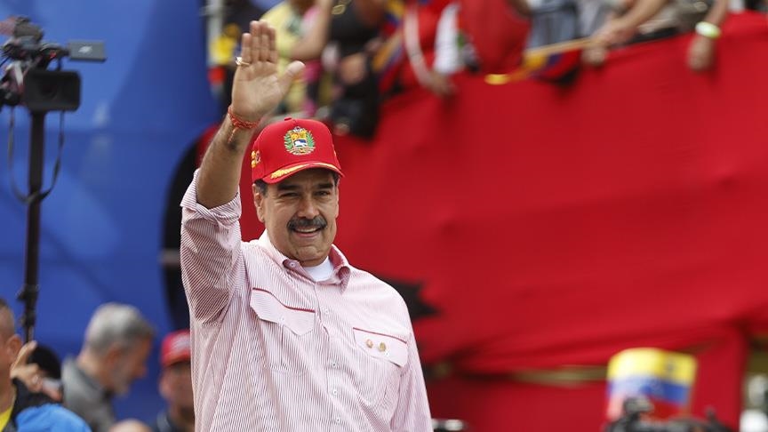 راقصا أمام أنصاره.. مادورو يمد غصن زيتون لواشنطن 