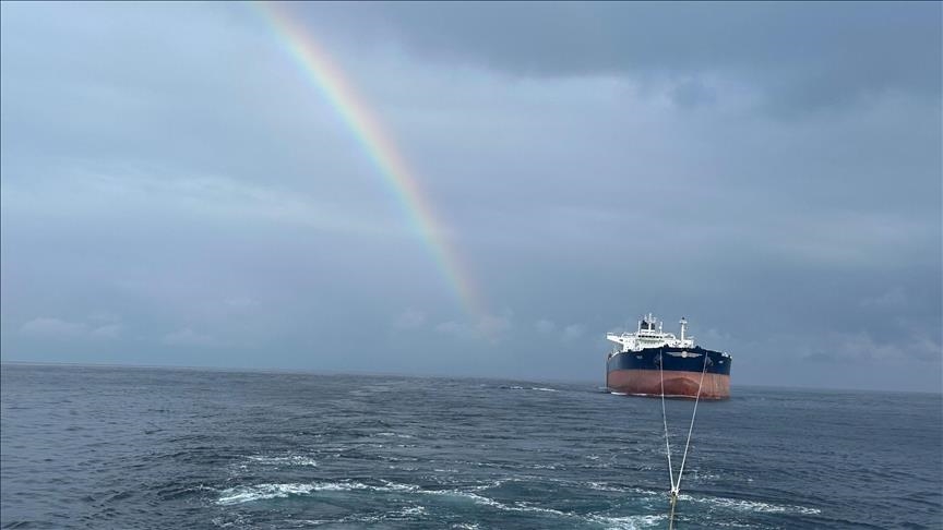 حرکت کشتی آسیب‌دیده به سوی بندر سینوپ ترکیه پس از حادثه دریایی