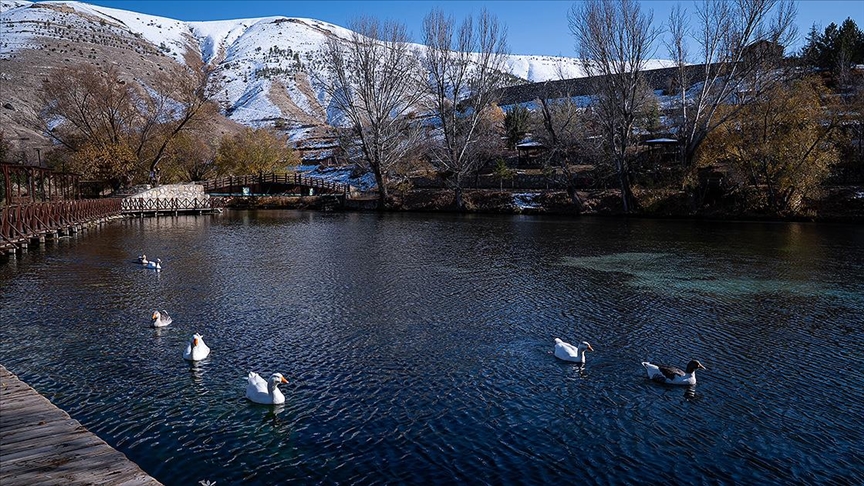 Gökpınar Gölü, doğaseverlere iki mevsimi aynı anda yaşatıyor
