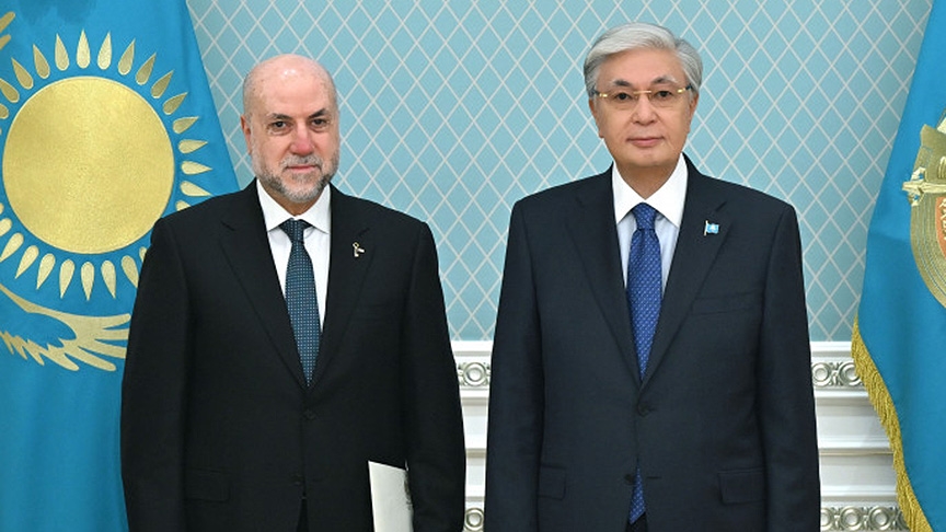 Kazakistan Cumhurbaşkanı Tokayev, Filistin Devlet Başkanı Abbas'ı ülkesine davet etti