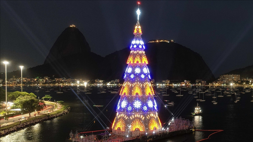 Božićna jelka visoka 80 metara na plaži u Rio de Janeiru