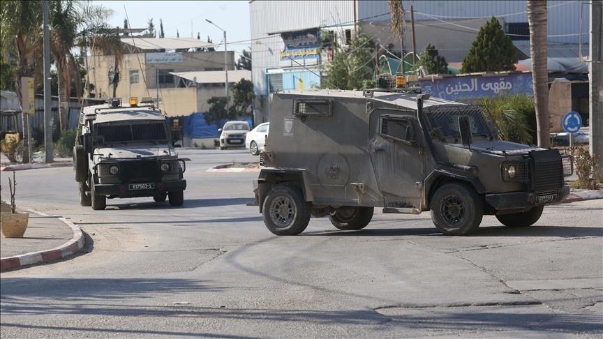 الجيش الإسرائيلي يقتل شابا فلسطينيا وسط الضفة ويحتجز جثمانه 