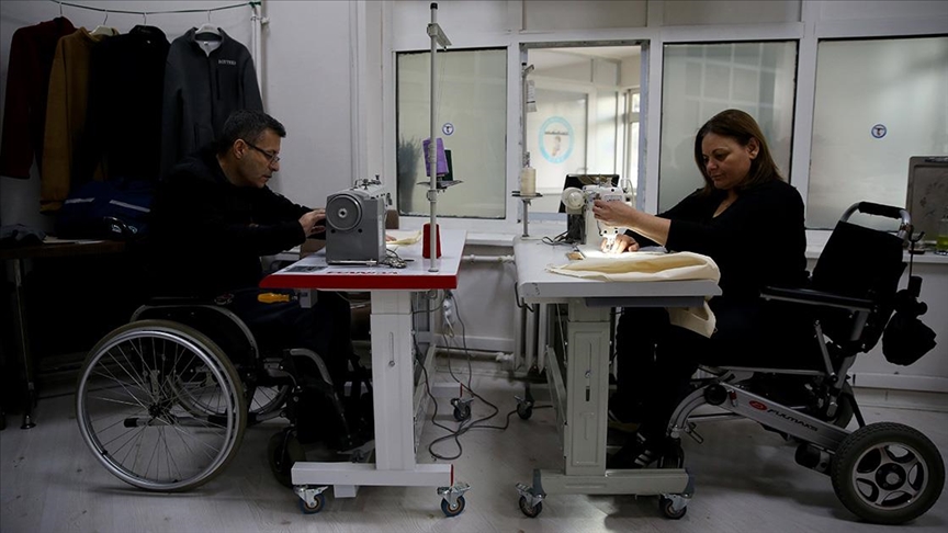 Kooperatif kuran bedensel engelliler ürettikleri tekstil ürünlerini Türkiye'nin farklı illerine gönderiyor
