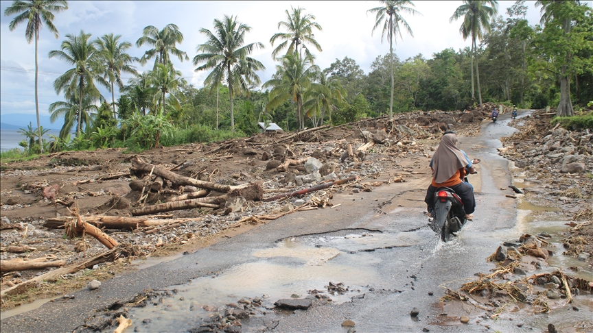 Numri i të vdekurve në Sumatrën e Veriut rritet në të paktën 301 pas përmbytjeve të menjëhershme