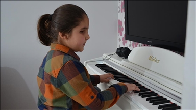 Görme engelli 8 yaşındaki Çınar piyano notalarıyla dünyasını aydınlatıyor