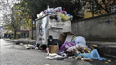Maltepe Belediyesi'nde iş bırakma nedeniyle ilçede çöpler birikti