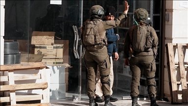 Ushtria izraelite kreu bastisje në qytete të Bregut Perëndimor, evakuon me forcë familjet palestineze