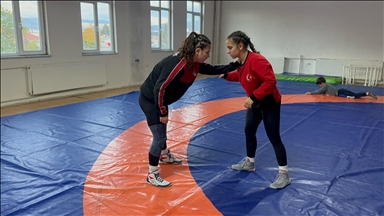 Isparta'da güreşçi kız kardeşler şampiyonluk hedefleri için birlikte antrenman yapıyor