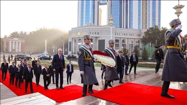 رئیس مجلس ملی ترکیه در آغاز دیدار از تاجیکستان، بر تندیس اسماعیل سامانی تاج گل گذاشت