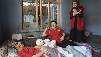 Konya'da yaşayan baba ve engelli kızı Türk Kızılayın sürpriziyle mutlu oldu