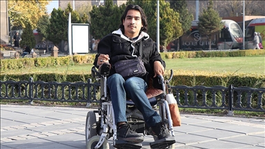 İki üniversite mezunu serebral palsili Hikmet hayallerinin peşinden gidiyor