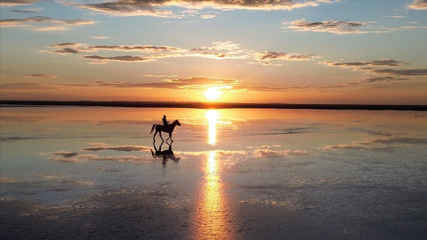 Tuz Gölü'nde gün batımı kızıl tonlarıyla görsel şölen oluşturdu