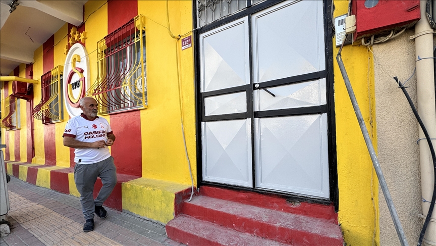 Sarı-kırmızı "sevgisini" evinin duvarına yansıttı