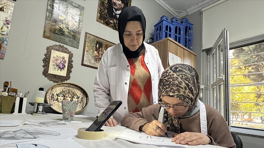 Görme engelli Zeynep resim yaparak hayata tutunuyor