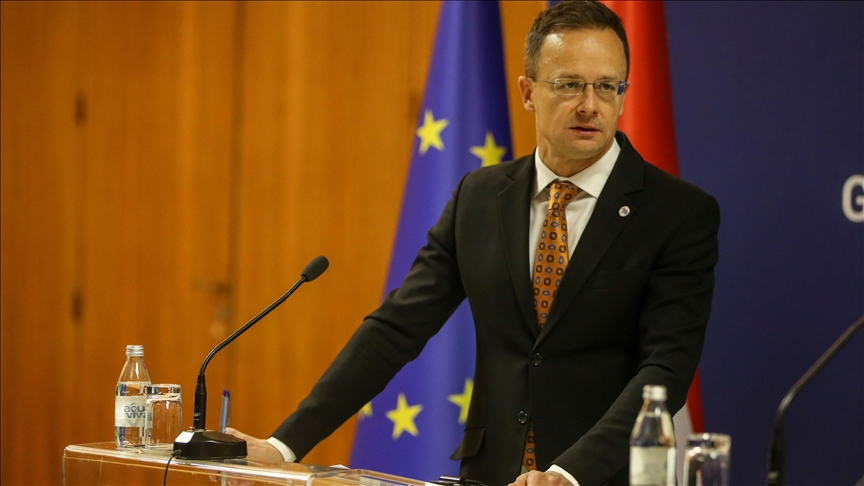 La Hongrie promet de contester le plan de l’UE visant à éliminer progressivement les carburants russes