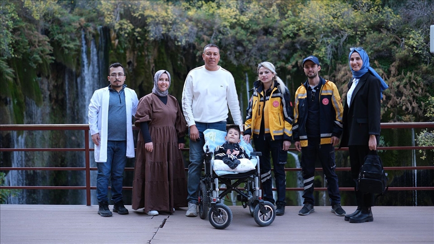 Mersin'de cam kemik hastası çocuğun Yerköprü Şelalesi'ni görme hayali gerçek oldu