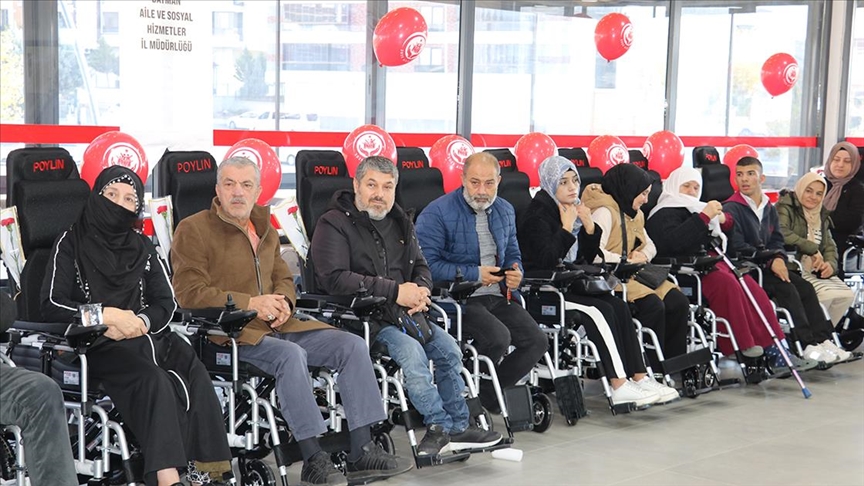 Batman'da engellilere 40'ı akülü 55 tekerlekli sandalye dağıtıldı