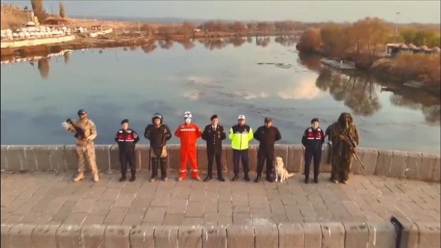 Muş'ta jandarma ekiplerinden işaret diliyle "3 Aralık Dünya Engelliler Günü" mesajı