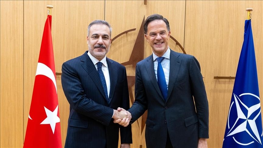 Глава МИД Турции обсудил с генсеком НАТО украинское урегулирование