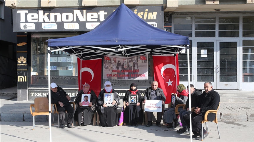 Li Mûşê malbatên dixwazin bigihêjin ewladên xwe çalakiya li ber avahiya DEM Partiyê domand