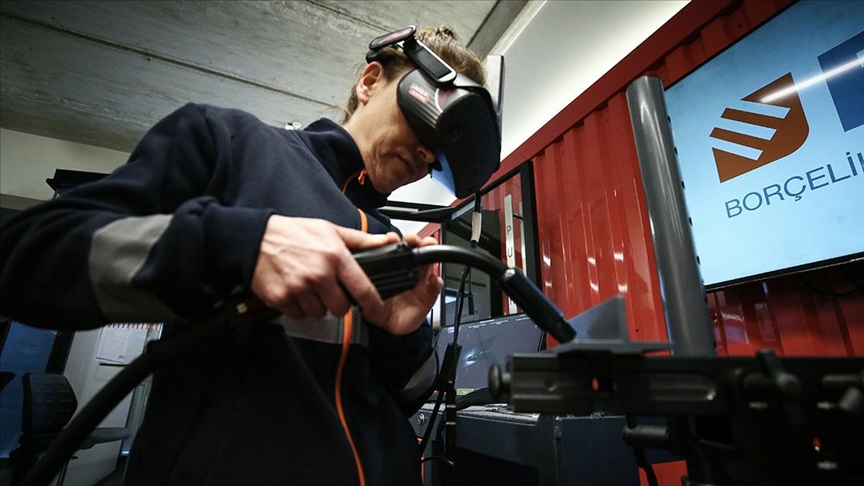 Çelik fabrikasında kurulan teknik akademide simülatörlerle 5 branşta operatör yetiştiriliyor