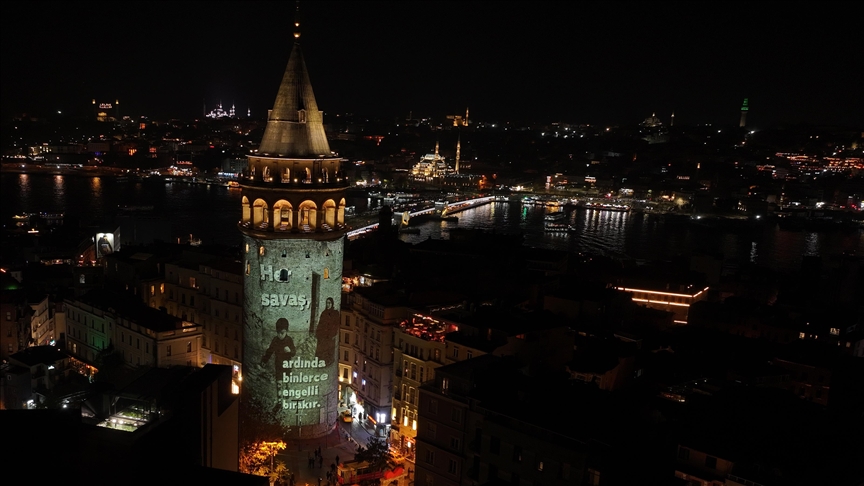 Galata Kulesi'ne savaşlarda engelli kalan çocuklar ve sivillerin videosu yansıtıldı