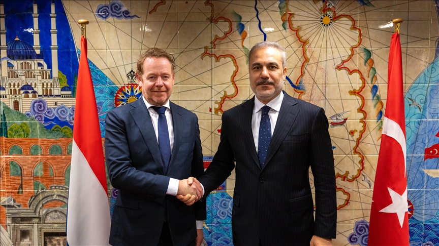 فيدان يلتقي نظيره الهولندي في بروكسل