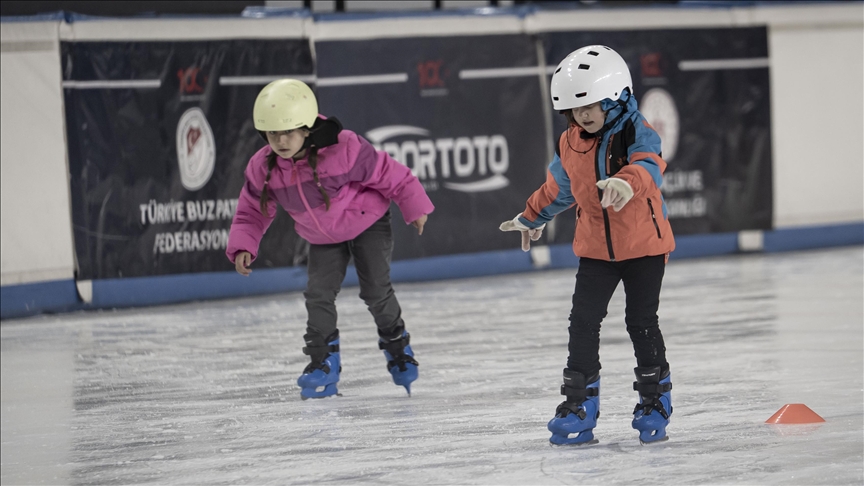 Kış şehri Erzurum'daki buz salonları çok yönlü yaşam merkezine dönüştü