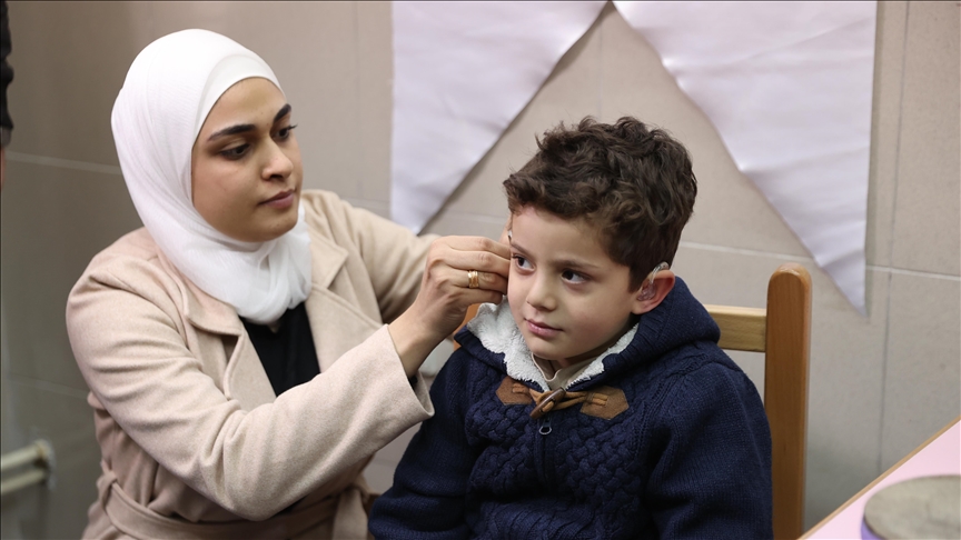 دمشق.."تيكا" التركية تقدّم أجهزة طبية لأطفال سوريين ذوي إعاقة سمعية 