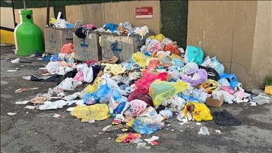 Maltepe'de 3 gündür toplanmayan çöplere vatandaşlar tepki gösterdi