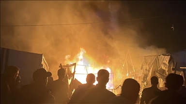 بعد تهديد نتنياهو.. إسرائيل تقتل 5 فلسطينيين بقصف خيام نازحين بغزة 