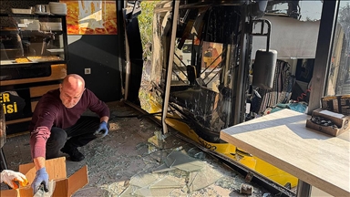 Üsküdar'da İETT otobüsünün bir iş yerine girmesi sonucu 3 kişi yaralandı