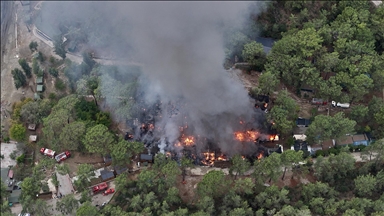 Fethiye'de kamp alanında çıkan yangına müdahale ediliyor