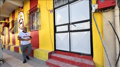 Sarı-kırmızı "sevgisini" evinin duvarına yansıttı