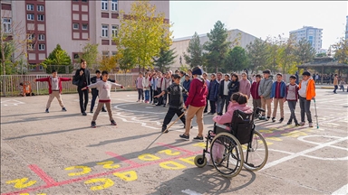 Diyarbakır'da öğrencilere empati yöntemiyle engellilerin yaşadığı zorluklar aktarılıyor