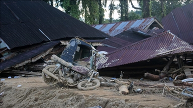 Бројот на жртви од поплавите во Азија достигна 1.400, речиси 1.000 сè уште се водат како исчезнати