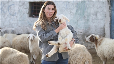 التركية أداي.. من صخب إسطنبول إلى تربية الماشية في قريتها