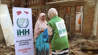 إندونيسيا.. "الإغاثة الإنسانية" التركية تمد يد العون لمنكوبي الفيضانات