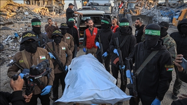 طواقم الصليب الأحمر تتسلم رفات مفترضة لأخر أسير إسرائيلي بغزة 