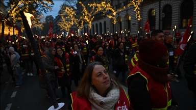 Paris : une marche aux flambeaux pour dénoncer la dégradation des conditions de travail et réclamer la retraite à 60 ans