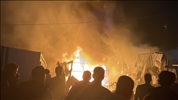 بعد تهديد نتنياهو.. إسرائيل تقتل 5 فلسطينيين بقصف خيام نازحين بغزة 