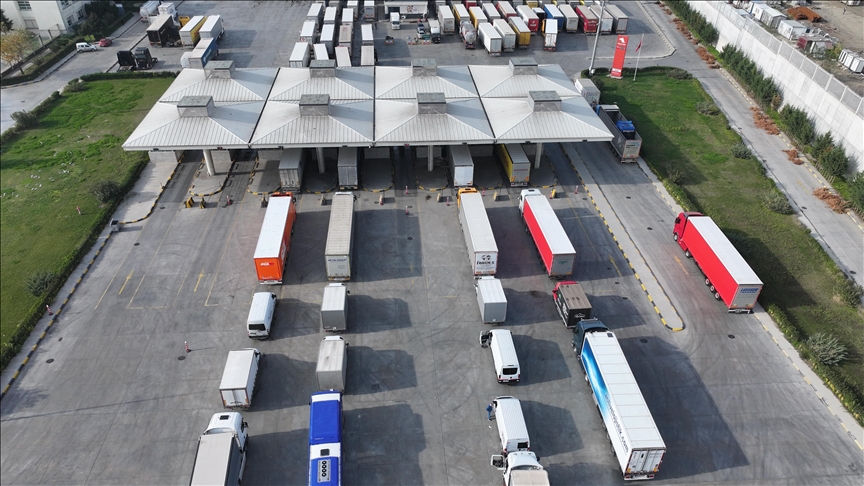 Shoferët e kamionëve kalojnë në pika të tjera kufitare pasi protesta e fermerëve grekë mbyll vendkalimin Ipsala