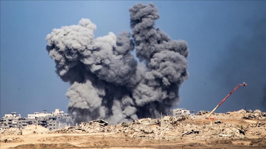 Izraeli bombardon dhe hedh në erë shtëpitë në rajonet veriore dhe jugore të Gazës