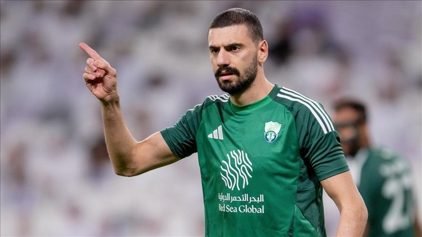 قدم.. الأهلي السعودي يمدد عقد الدولي التركي ميريح ديميريل